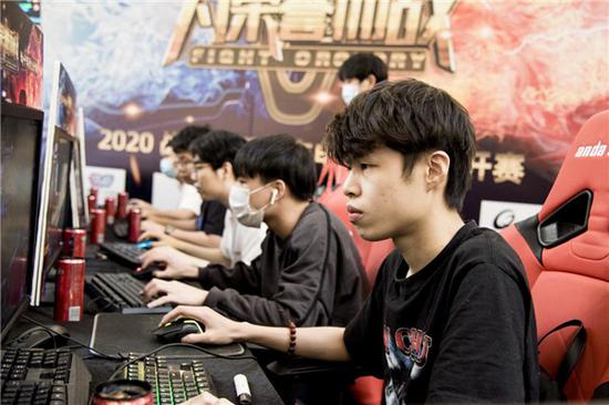 同时保持自 同时保持自